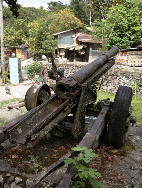 日本軍砲バレテ峠付近民家のそばに残された日本陸軍の榴弾砲（撮影／写真部・馬場岳人）
<br />
