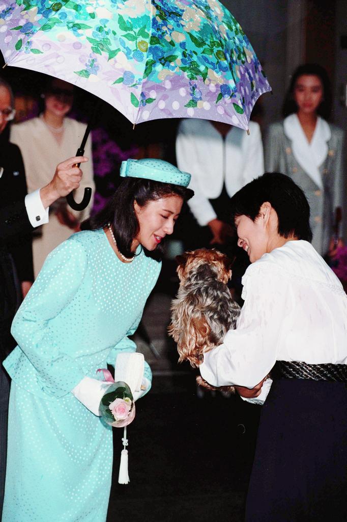 雅子さまは小和田家で「ショコラ」を飼っていらっしゃった。１９９３年６月９日、結婚の儀の日、愛犬に別れを告げて皇居に向かう　（ｃ）朝日新聞社