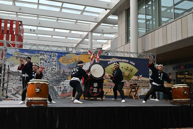 開会式で披露された新潟の郷土芸能の万代太鼓