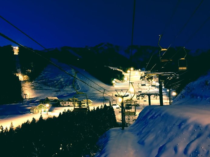 バブル時代を彷彿とさせる、朝4時までナイター営業の「神立高原スキー場」