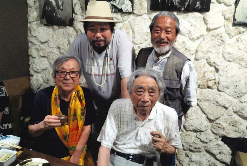 「丹野さんの米寿を祝う会」で。前列左から丹野さん、御歳99歳を迎える芳賀日出男さん、小松さん（左上）と、丹野さんの愛弟子、沖縄在住の小橋川共男さん（2013年8月8日、池袋・みやらびで。撮影：熊切圭介）