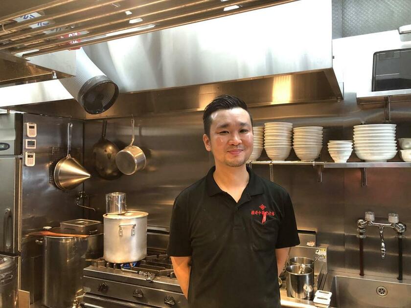 「櫻井中華そば店」店主の櫻井啓吾さんは元々カメラマン志望だった(筆者撮影)