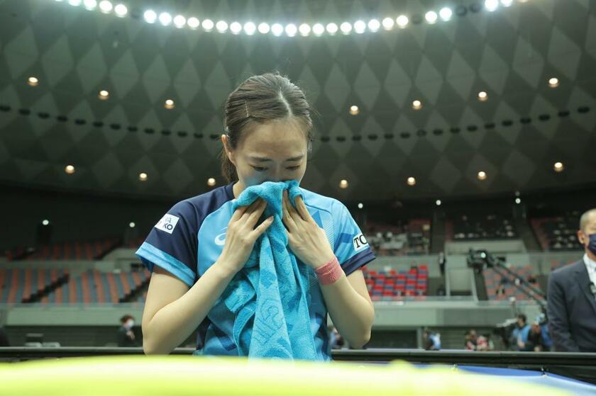 １月に全日本卓球選手権で優勝し、涙ぐむ石川佳純（C)朝日新聞社