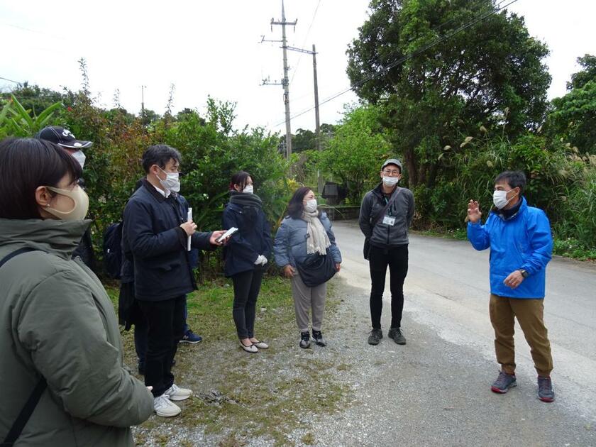 松川さんの案内で集落を視察する「ブルーゾーン研究会」の参加者