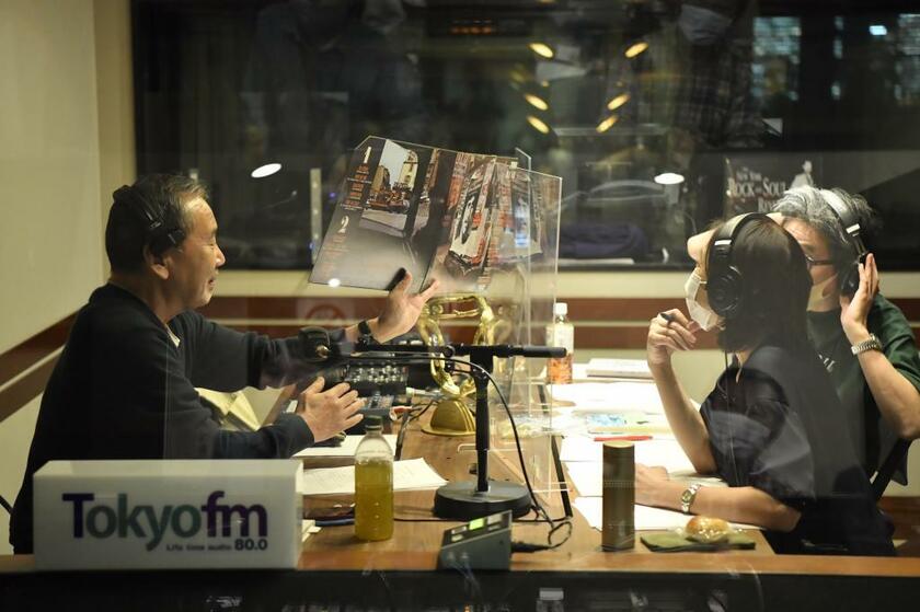 毎月最終日曜日の午後7時から放送の「村上RADIO」。村上春樹さんは放送原稿を自ら書き、テーマも提案することが多いという（写真：TOKYO