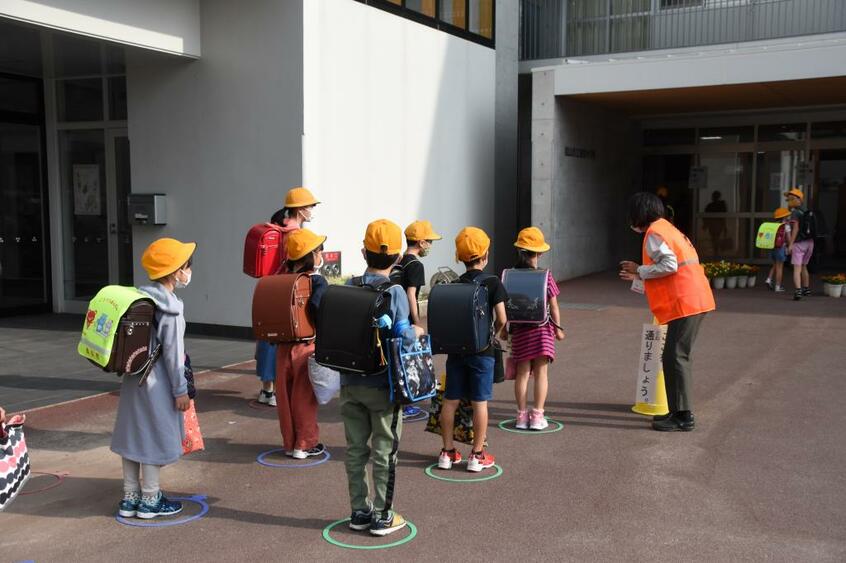 登校時の検温など、小学校でもさまざまな感染対策を行っている。だが、第4波を受け、大阪や北海道では臨時休校や学級閉鎖も相次いでいる (c)朝日新聞社