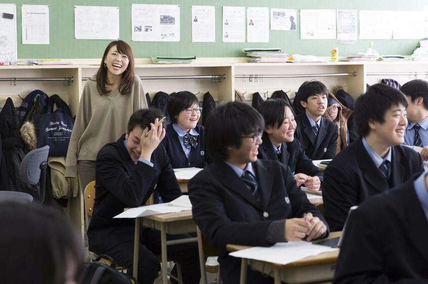 「カルテルって何? カテーテルじゃないよね?」。社会の授業で生徒側に立って質問し、笑いをとる。小林が発言すればするほど、生徒の反応が盛り上がっていく(札幌新陽高校で)(撮影/岡田晃奈)
<br />
