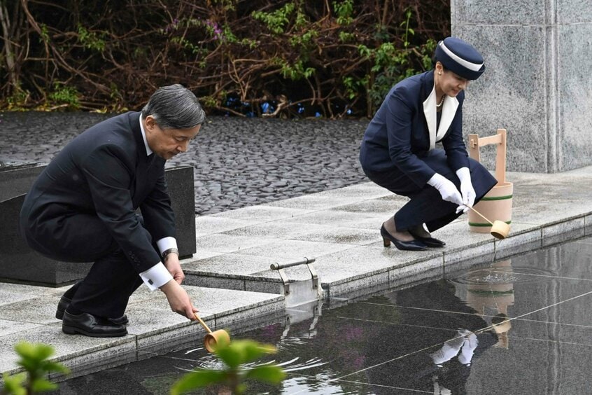 硫黄島の「鎮魂の丘」で、「献水」をする天皇陛下と皇后雅子さま。おふたりは、慰霊碑の前に歩み出ると、柄杓を手に静かに水を注ぎ、渇きに耐えた犠牲者の霊に祈りを捧げた=2025年4月7日午後4時5分、東京都小笠原村