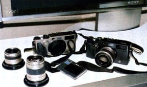 富士写真フイルムのTX-1(左)と共同開発されたハッセルブラッドXPAN。35ミリフィルムの2コマ分を使うことでシャープなフルパノラマ撮影を可能にした。手前は世界最薄9.8ミリで510万画素の高画質、ソニー サイバーショットDSC-T7