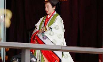 雅子さまの十二単に現代的な新しいデザイン感覚 非対称の「向かい鶴」で令和流