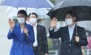 天皇陛下は「雨男」それとも「晴れ男」？雅子さまと到着した空港では2度も雨風がおさまり青空が