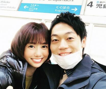 妻の山崎夕貴アナとのツーショット姿(写真=本人のインスタグラムより)