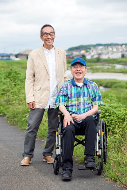 兄の菅原孝さん（右）と弟の進さん＝都内の自宅近くで、横関一浩撮影