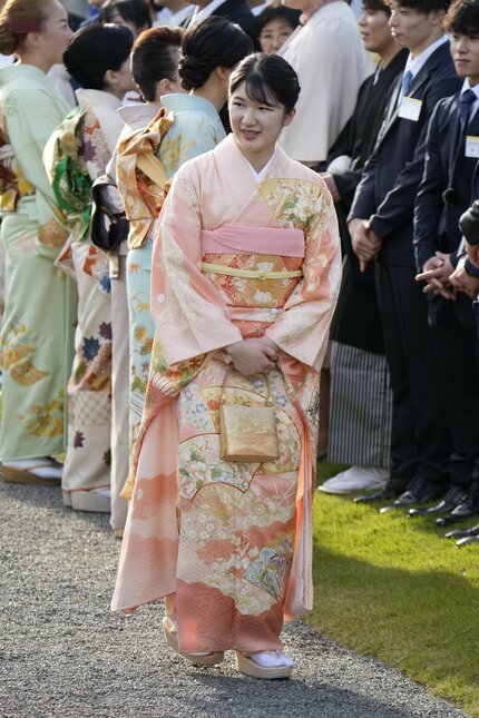 2ページ目)【秋の園遊会】雅子さまは別格の「錦秋の美」の訪問着 愛子さまは「百花繚乱」の振袖で | AERA dot. (アエラドット)