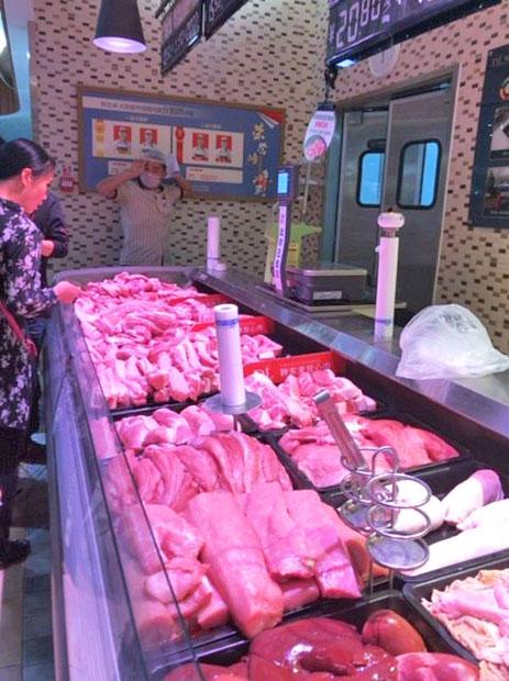 中国のスーパーの豚肉コーナー。「豚コレラ」の影響で豚肉の消費は一時落ち込んだ　（撮影／高橋五郎）