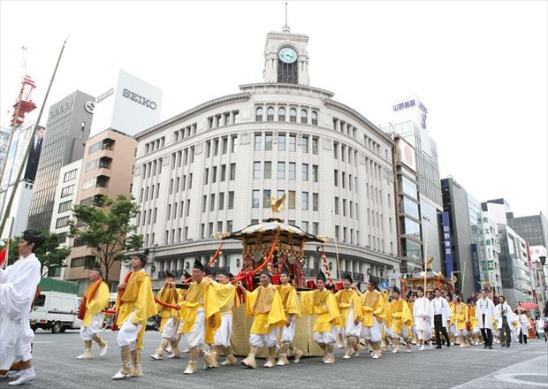 銀座を巡行する御鳳輦（写真提供：日枝神社）