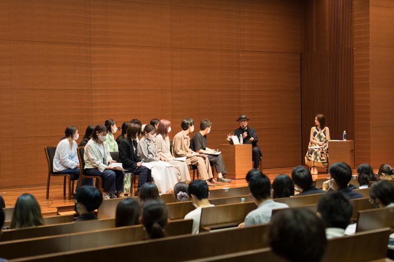 松本さんに質問した学生たち。会場には約５５０人が詰めかけた（撮影／写真映像部・戸嶋日菜乃）