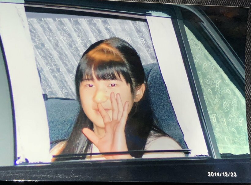 2014年12月23日、上皇陛下の誕生日。愛子さまは学習院女子中等科の1年生。まだ、お手振りに慣れていないせいか、愛子さまの表情は少し硬い。「今はもっとニッコリとしています」と白滝さん