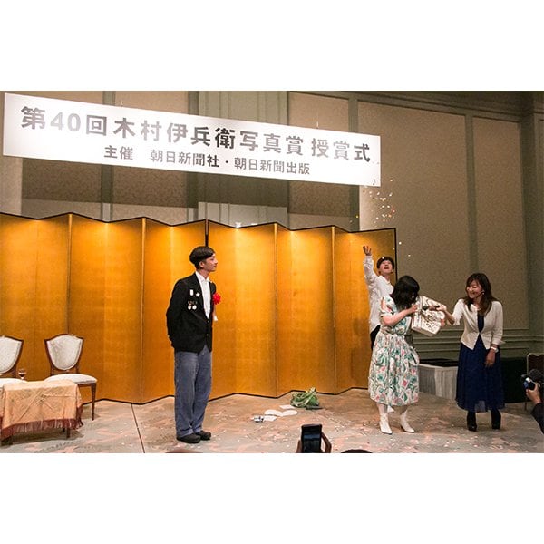 川島小鳥さんの受賞を祝う、森栄喜さん（昨年度の木村伊兵衛写真賞を受賞）とアーティストのfumiko imanoさんのパフォーマンス