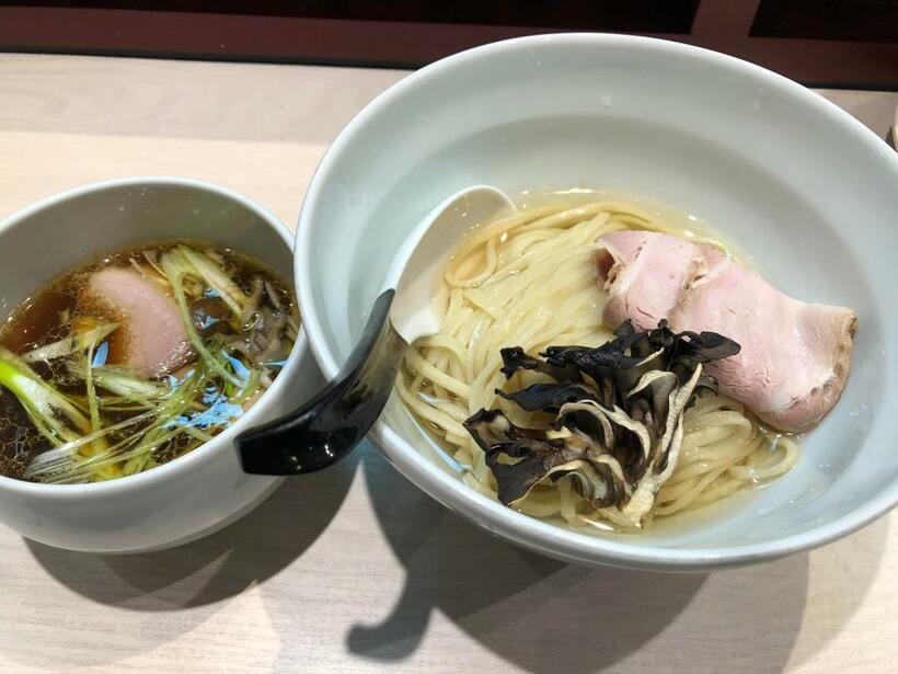 「柳麺 呉田－goden－」の黒舞茸と近江黒鶏の昆布水つけ麺は一杯1200円。太め平打ちの自家製麺が特徴（筆者撮影）