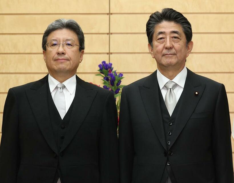 安倍首相と今井首相秘書官（左）　（ｃ）朝日新聞社