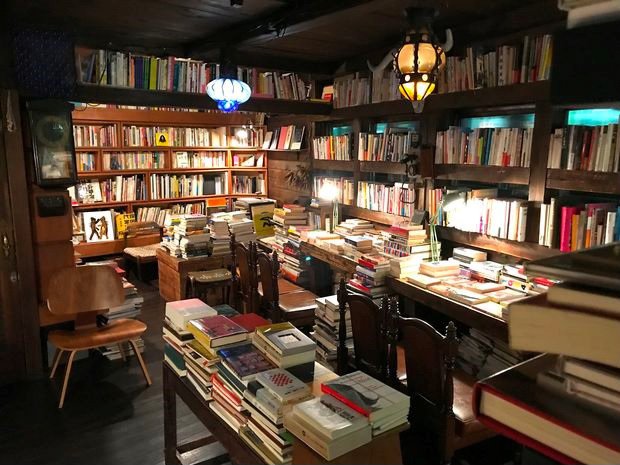 東京・荻窪にあるブックカフェ「６次元」には世界中から村上春樹ファンが集う。８月５日のラジオ放送当日には、パブリックリスニングのイベントがある