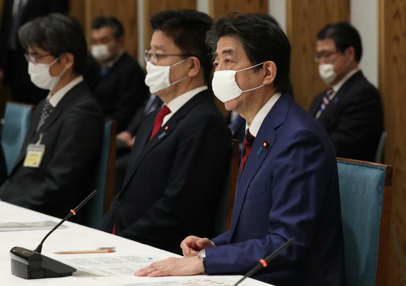 新型コロナウイルス感染症対策本部で発言する安倍首相(ｃ)朝日新聞社