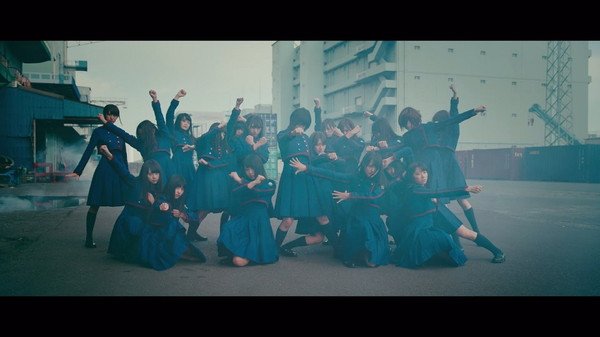 欅坂46、激しいダンスに目を奪われる「不協和音」MV公開