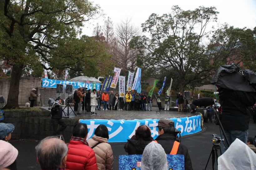ＩＲ誘致に反対する横浜市民の集会。反対する市民の間では、誘致の是非を問う住民投票の実施に向けた動きや、市長のリコール運動も始まった（撮影／桐島瞬）