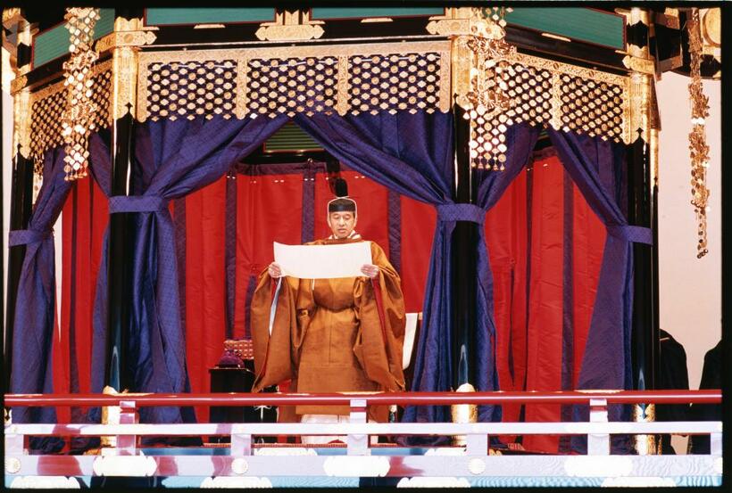 1990年「即位礼正殿の儀」でお言葉を述べる天皇陛下＝1990年11月12日、皇居・宮殿、代表撮影