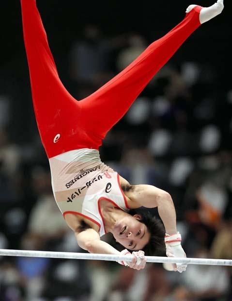 度重なるけがに苦しんできた内村航平。得意の鉄棒にすべてを懸ける　（ｃ）朝日新聞社