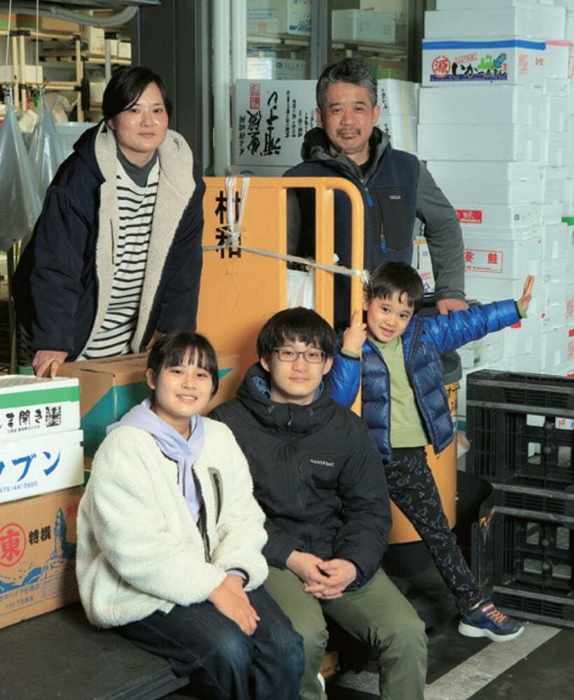 【夫】村山浩三　［44］村和　取締役：1976年、東京都生まれ。95年、安田学園高校商業科卒業。築地市場の仲卸に就職。96年、テレビ番組の制作会社に勤務。2003年、豊洲市場に店舗を持つ家業の干物卸売会社「村和」を継ぐ／【妻】村山早紀　［35］村和　経理担当：1986年、東京都生まれ。2004年、東京都立八丈高校卒業。オカダヤ入社。14年、村和に経理担当として入社
