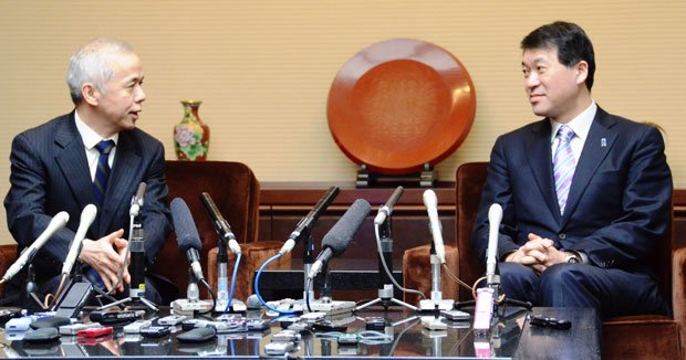 再稼働ありきになっている東電の再建計画に異を唱えた泉田裕彦新潟県知事（右）と広瀬直己東電社長　（c）朝日新聞社　＠＠写禁