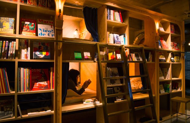 約１７００冊の蔵書があり、写真集、画集、雑誌、小説、食や旅の本、漫画などと幅広いセレクト。訪日外国人向けに洋書も揃う（撮影／写真部・堀内慶太郎）
