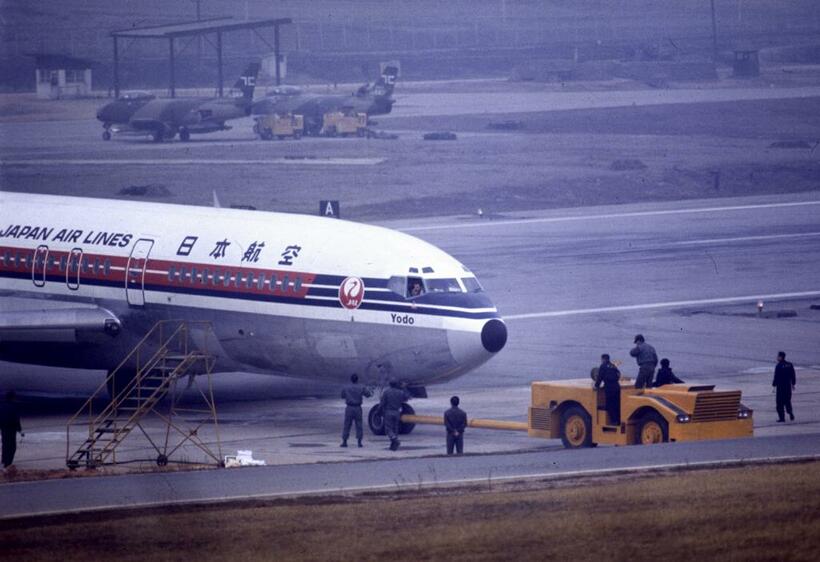 70年3月31日に赤軍派に乗っ取られた羽田発福岡行きの日航機「よど号」は、福岡空港から北朝鮮に向かうように指示されたが、途中でコースを変え4月2日、韓国の金浦空港に着陸した　（ｃ）朝日新聞社