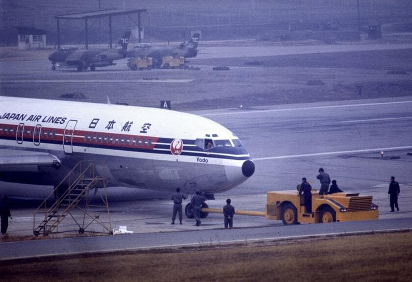 70年3月31日に赤軍派に乗っ取られた羽田発福岡行きの日航機「よど号」は、福岡空港から北朝鮮に向かうように指示されたが、途中でコースを変え4月2日、韓国の金浦空港に着陸した　（ｃ）朝日新聞社