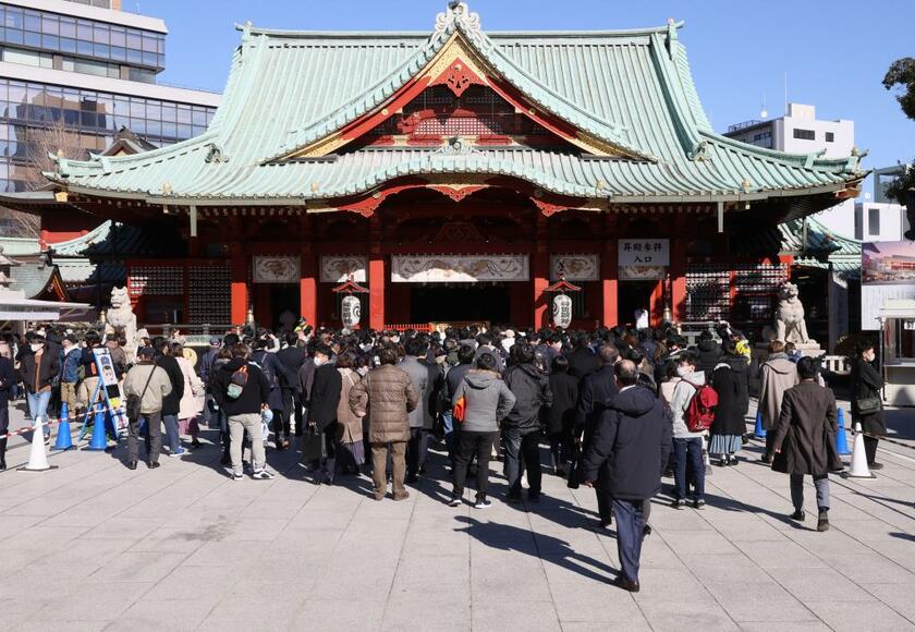 1月4日、東京・神田明神に参拝する人たち。同神社でもお賽銭のスマホ送金システムが導入されるなどキャッシュレス化が静かに進むが、「中小の神社にとっては手数料が負担になる」との声もある（C）朝日新聞社