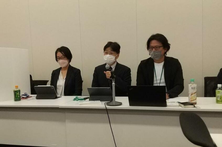28日、日本脱カルト協会の西田代表理事(中央)