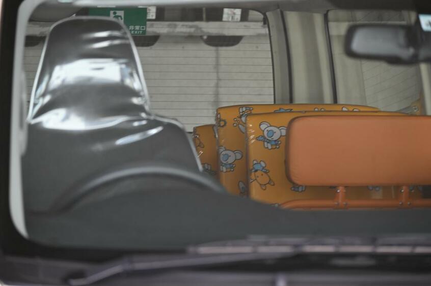 倉掛冬生ちゃんが閉じ込められた送迎バスの車内。後ろから2列目の席に座っていたという(C)朝日新聞社