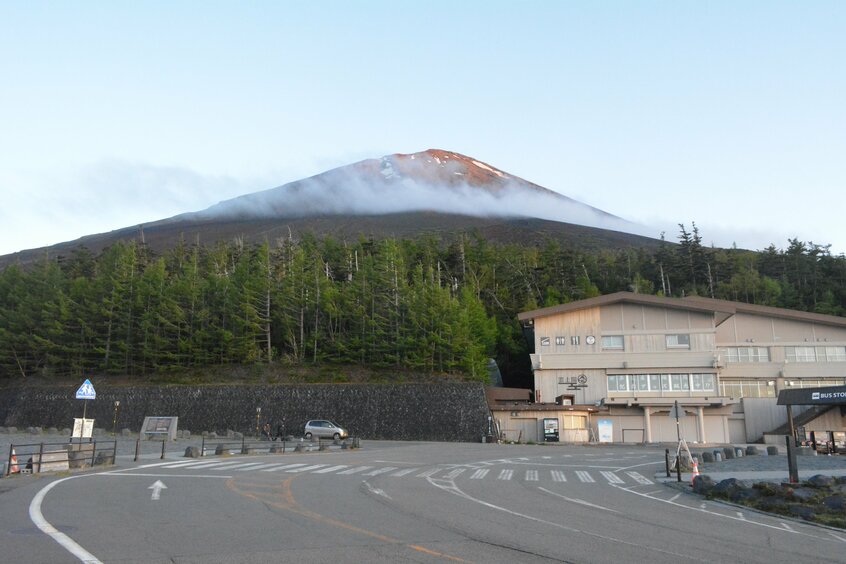 富士スバルライン5合目からの富士山=2023年6月、山梨県