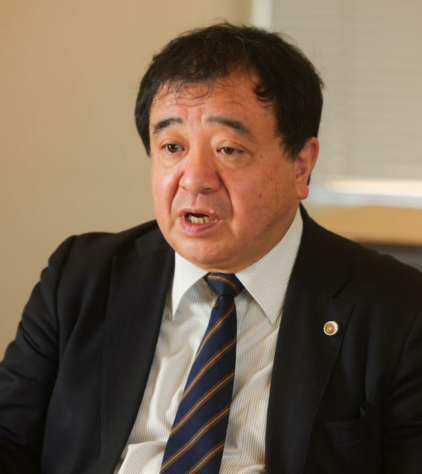 指宿昭一（いぶすき・しょういち）／1961年生まれ。筑波大卒。弁護士。労働事件・外国人事件に専門化した弁護士業務を行う。入管の民族差別・人権侵害と闘う全国市民連合代表。著書に『使い捨て外国人　人権なき移民国家、日本』など　（撮影／写真部・張溢文）