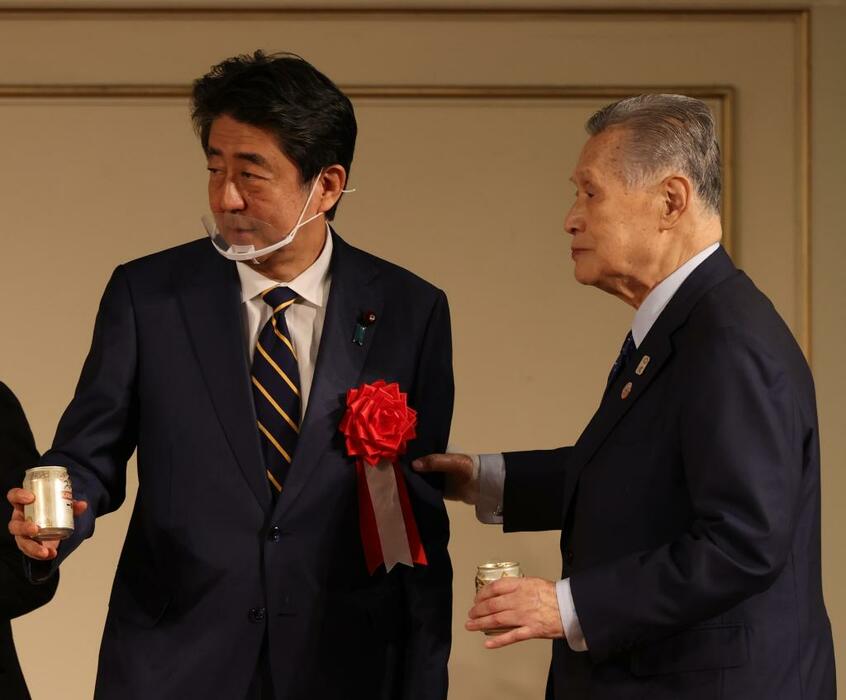 安倍派(清和会)の懇親会に出席した安倍晋三前首相(左)と森喜朗元首相