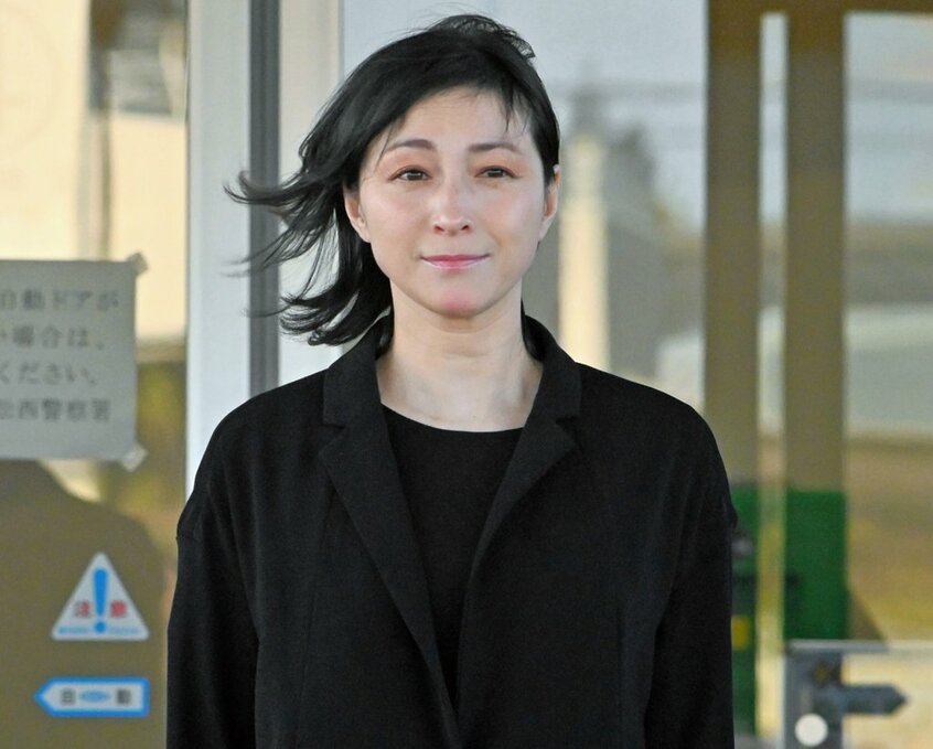 釈放された広末涼子。車に乗り込む前、深く頭を下げた。赤いアイメークが話題になった=2025年4月16日午前6時20分、静岡県警浜松西署