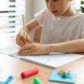〈あのときの話題を「再生」〉小学生の「夏休みの宿題」が減った理由 宿題もテストも通知表も“全廃”した学校に起きた「変化」