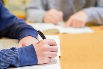 息子に中学受験をすすめたい妻と、反対の夫 「夫を説得するにはどうすれば?」という悩みに受験のプロが回答