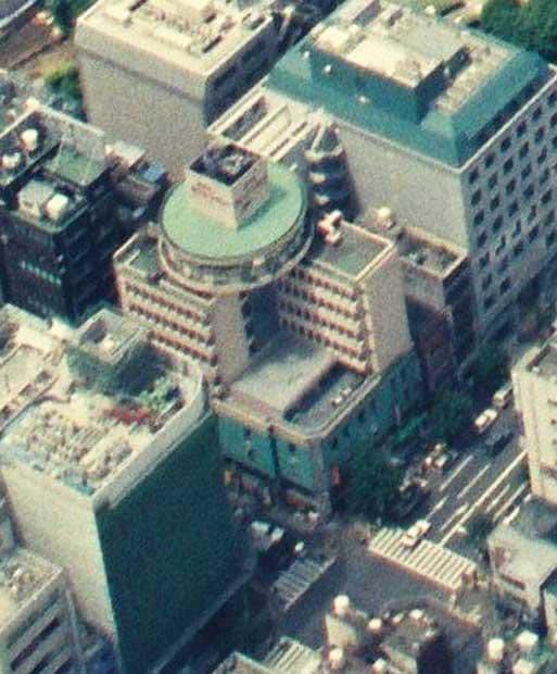 ラシントンパレス。最上階に円盤形の「スカイジム」があった＝1989年、東京都新宿区新宿２丁目　（ｃ）朝日新聞社