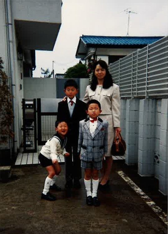 「とにかく子どもたちに頭を使わせる」というお母さまと3兄弟（提供）
