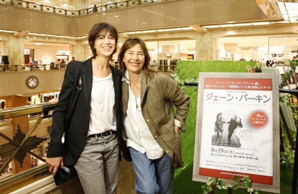 ジェーン・バーキン、日本橋三越にて開催中の特別写真展に娘シャルロットと登場