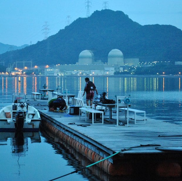 まるで湖畔に浮かぶリゾートホテルのように見える関西電力高浜原発。対岸には１５４人が暮らす集落と釣り客向けの施設がある（撮影／編集部・塩月由香）