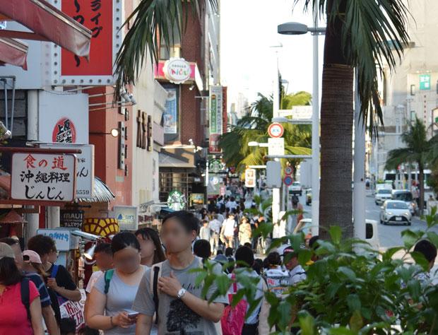 土産店や食堂などが立ち並ぶ那覇市の国際通り。沖縄県ではサービス業を起業するシニアも目立つ　（ｃ）朝日新聞社